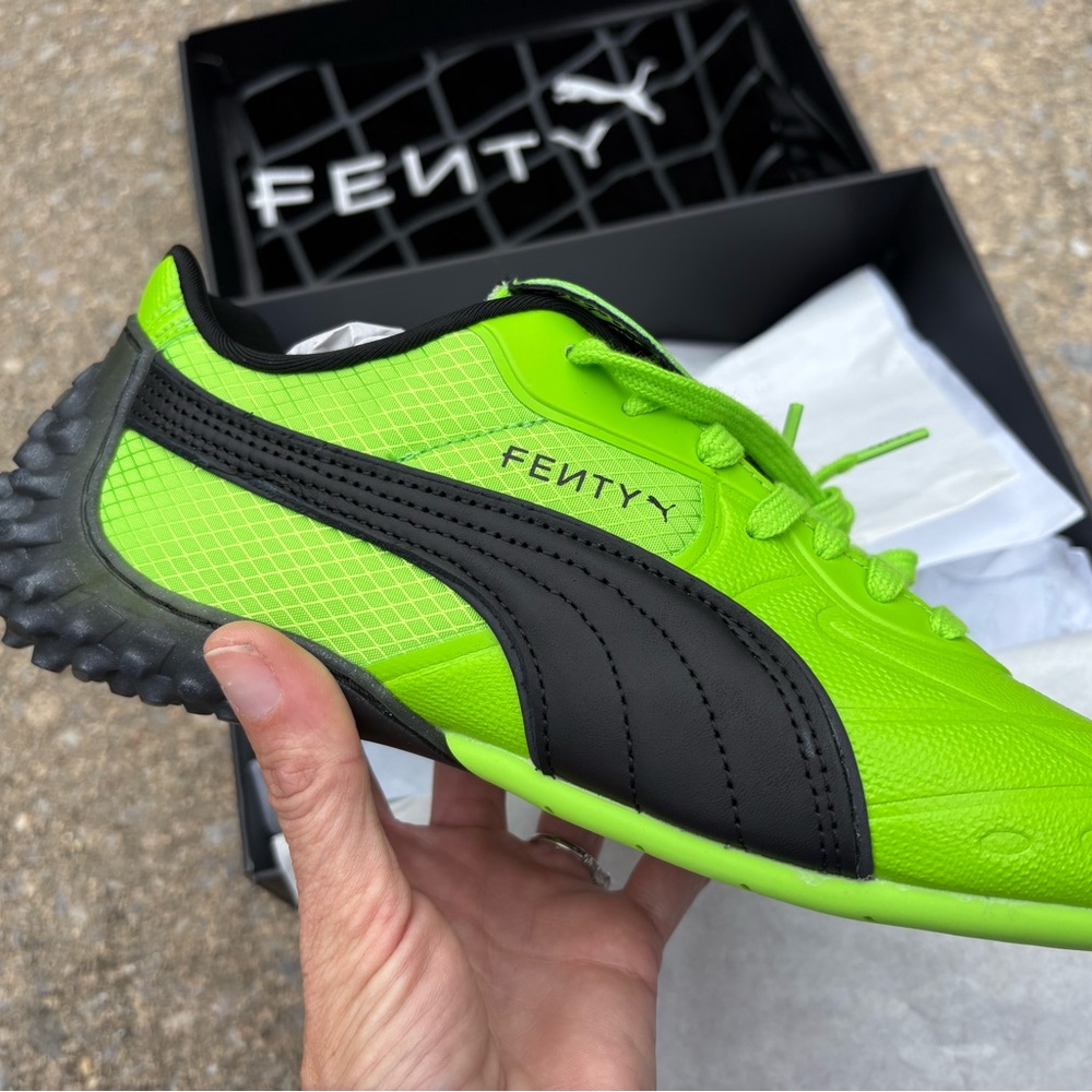 💚✨ FENTY x PUMA Neon Green / Black Edition

🔥 Brand New in Box!